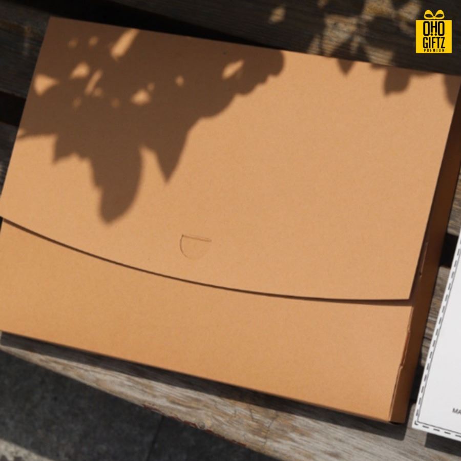 กล่องใส่เสื้อยืด T-Shirt กล่องกระดาษคราฟท์คุณภาพดี มาพร้อมสายคาดสีขาว สามารถติดสติ๊กเกอร์โลโก้เองได้ หรือให้เราสกรีนก็ได้