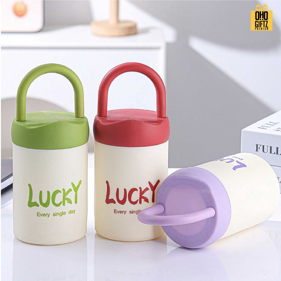 กระบอกน้ำพลาสติกมีหูจับมีที่วางมือถือ สกรีนโลโก้ ทำเป็นของพรีเมี่ยมได้