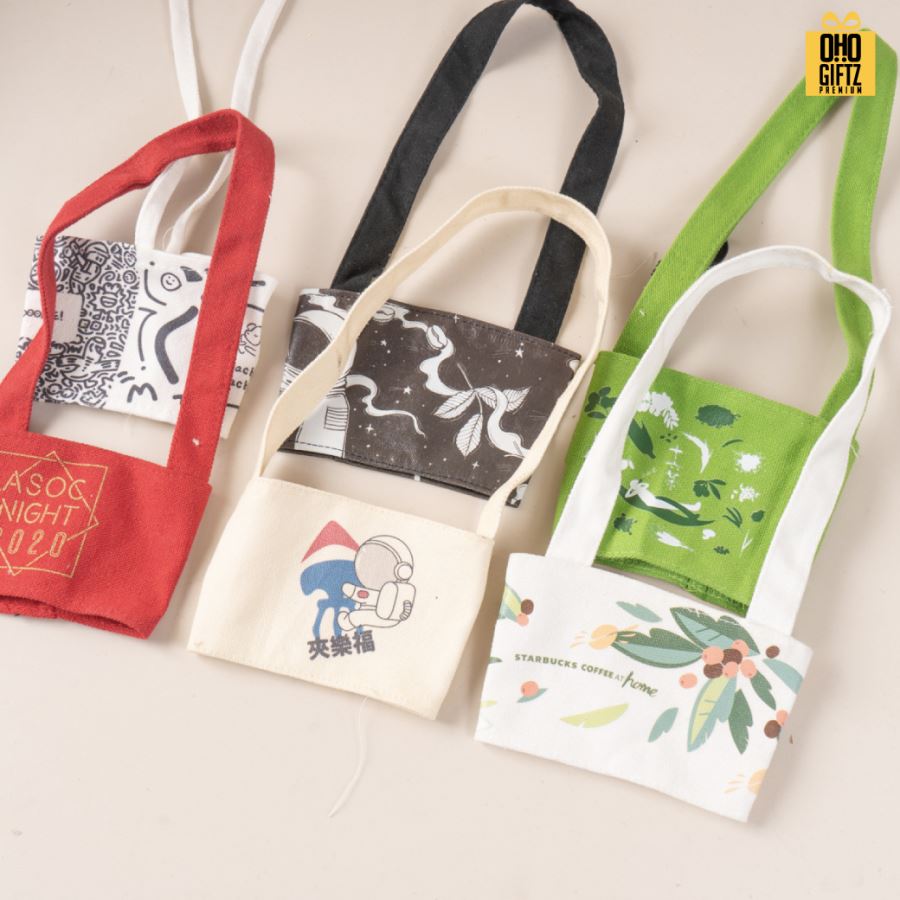 ปลอกผ้าหุ้มถ้วย มีสายถือ พิมพ์ไม่จำกัดสี สกรีนโลโก้ ทำเป็นของพรีเมี่ยม ของชำร่วย ของที่ระลึก