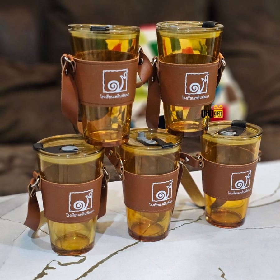 แก้วใสพร้อมปลอกสายหิ้วหนัง สกรีนชื่อ สกรีนโลโก้ ทำเป็นของพรีเมี่ยมได้