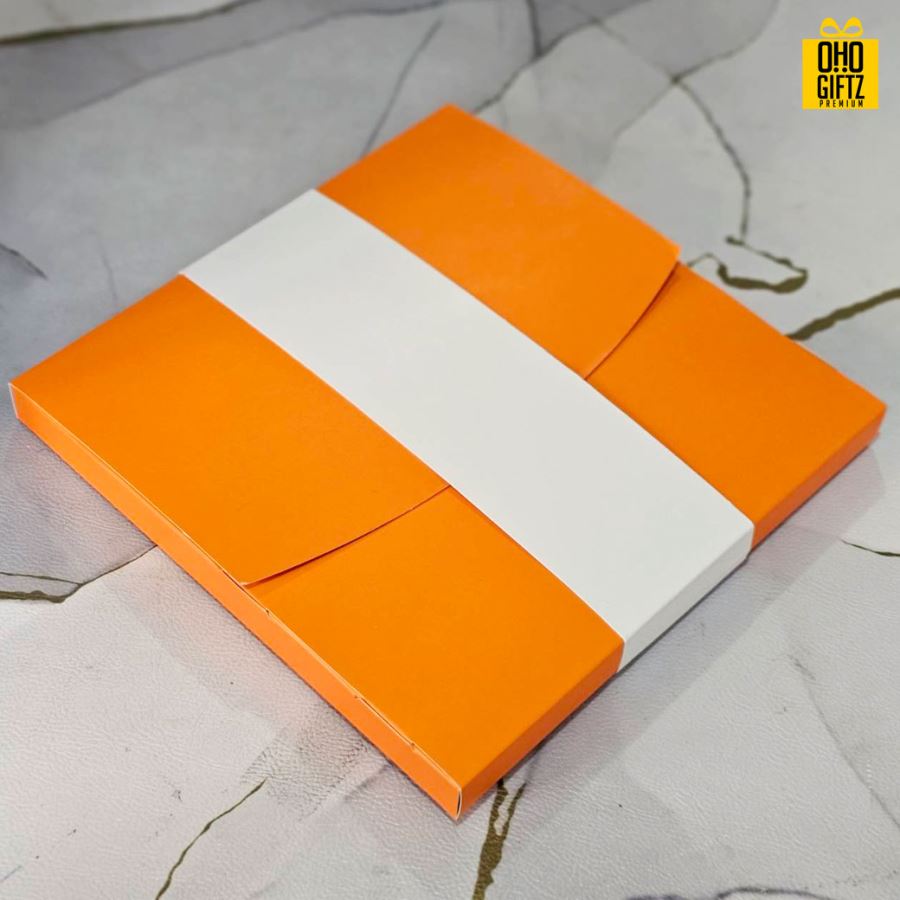 กล่องใส่เสื้อยืด T-Shirt กล่องกระดาษคราฟท์คุณภาพดี มาพร้อมสายคาดสีขาว สามารถติดสติ๊กเกอร์โลโก้เองได้ หรือให้เราสกรีนก็ได้