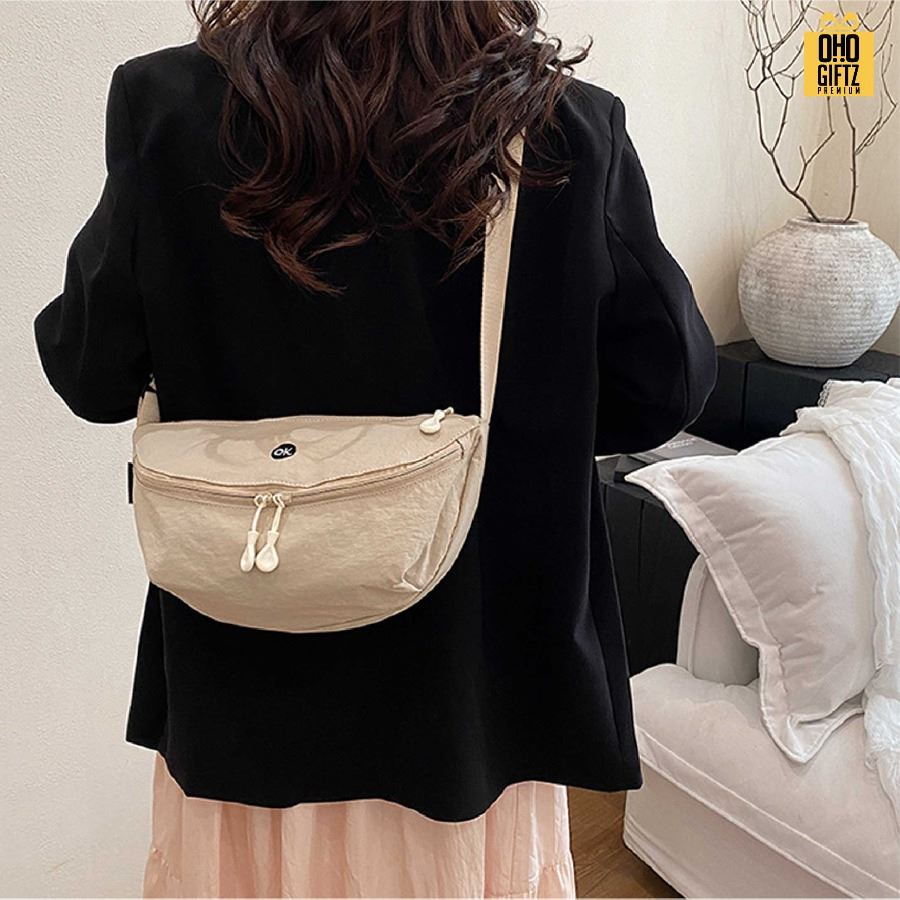 กระเป๋าสะพายทรงเกี๊ยว สกรีนโลโก้ ทำเป็นของพรีเมี่ยมได้