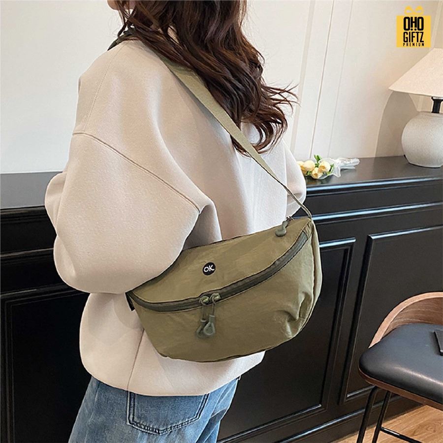 กระเป๋าสะพายทรงเกี๊ยว สกรีนโลโก้ ทำเป็นของพรีเมี่ยมได้