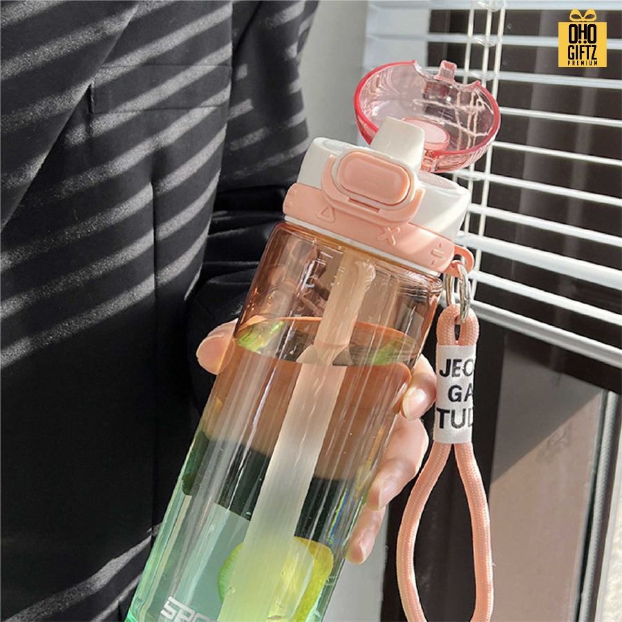 กระบอกน้ำพลาสติกไล่สี พร้อมหูหิ้ว สกรีนโลโก้ ทำเป็นของพรีเมี่ยมได้