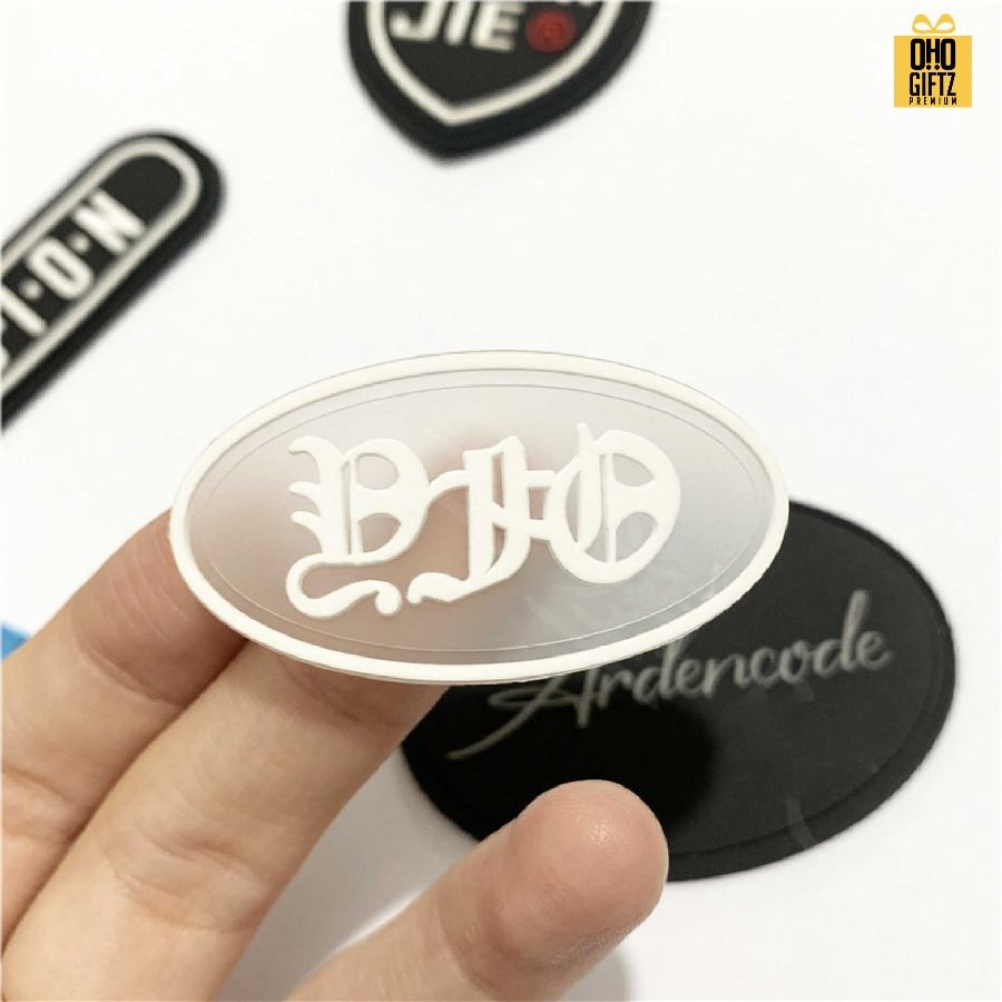 รับผลิตป้ายแท็กยางติดเสื้อ กระเป๋า สกรีนโลโก้ ทำเป็นของพรีเมี่ยม ของชำร่วยได้