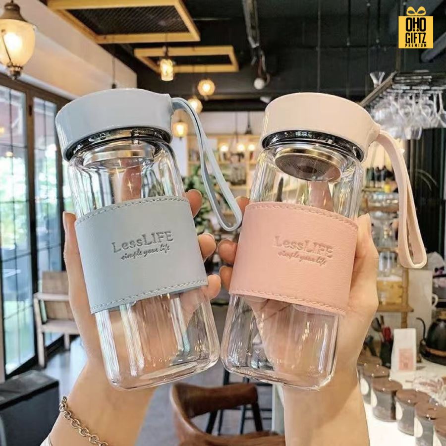 ขวดพลาสติกมีหูหิ้ว และปลอกจับหนัง PU สกรีนโลโก้ ทำเป็นของพรีเมี่ยมได้