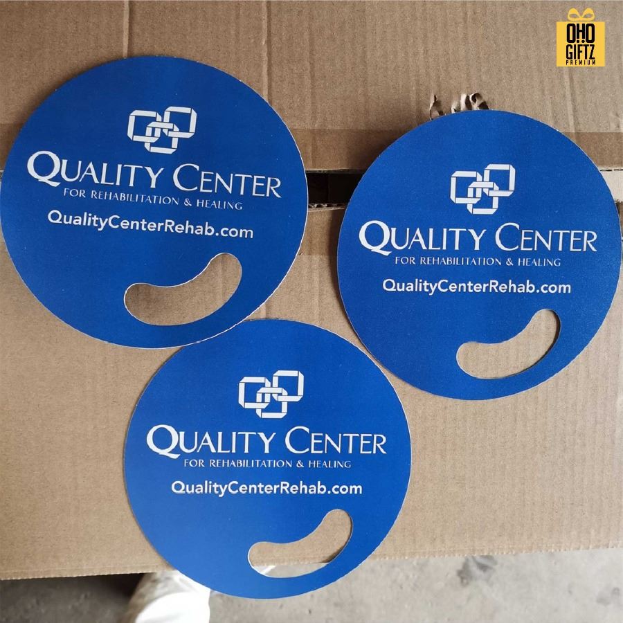 พัดพลาสติก PP มีที่จับในตัว สกรีนไม่จำกัดสี ทำเป็นสินค้าพรีเมี่ยม ของชำร่วย ของที่ระลึกได้