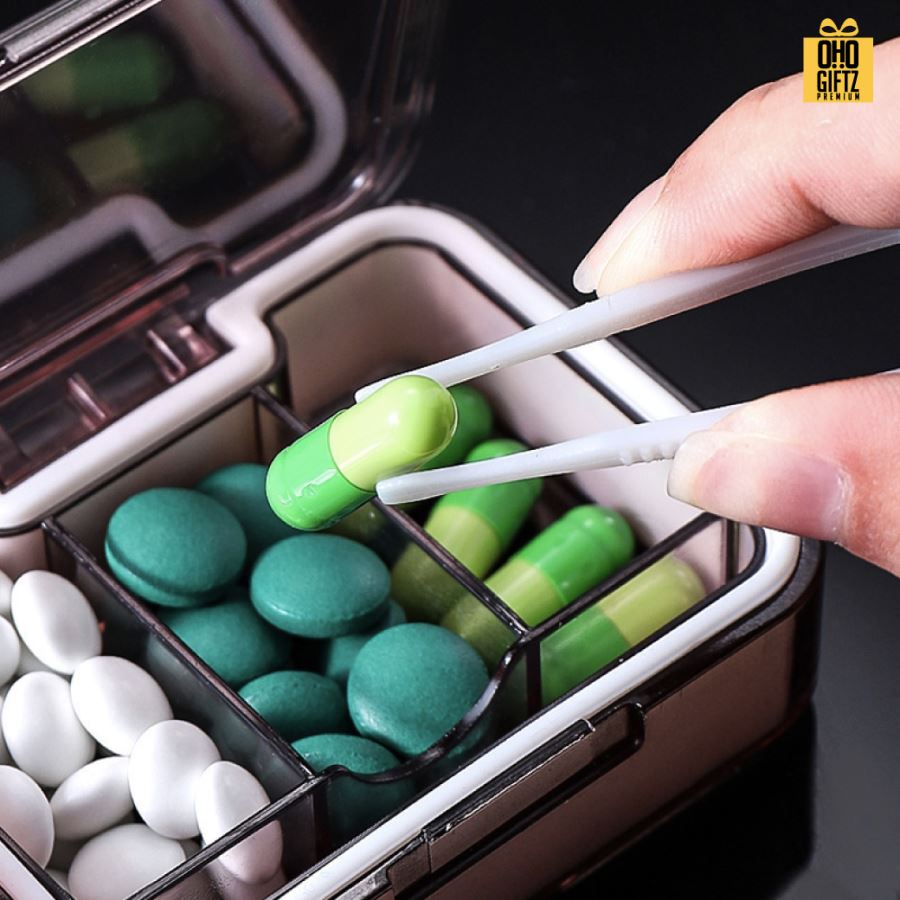 กล่องเก็บเม็ดยาและมีที่ตัดเม็ดยา สกรีนชื่อ สกรีนโลโก้ ทำเป็นของพรีเมี่ยมได้