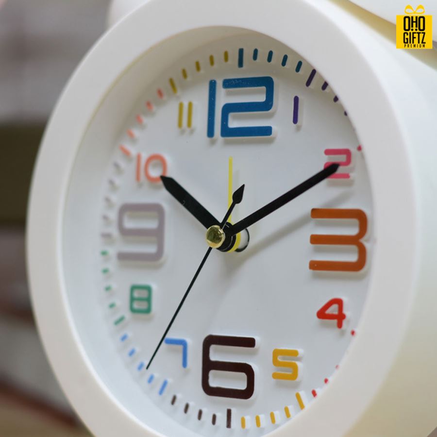 นาฬิกาตั้งโต๊ะทรงกลมสีลูกกวาด สกรีนโลโก้ ทำเป็นของพรีเมี่ยมได้