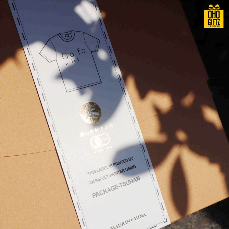 กล่องใส่เสื้อยืด T-Shirt กล่องกระดาษคราฟท์คุณภาพดี มาพร้อมสายคาดสีขาว สามารถติดสติ๊กเกอร์โลโก้เองได้ หรือให้เราสกรีนก็ได้