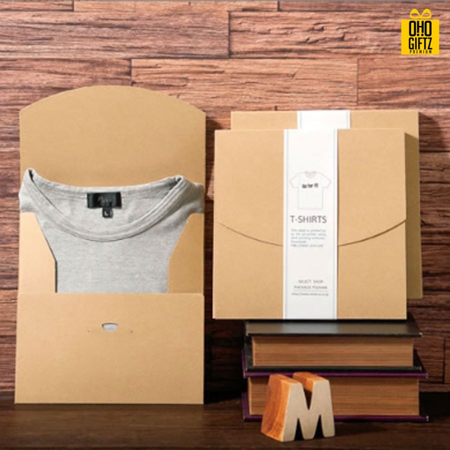 กล่องใส่เสื้อยืด T-Shirt กล่องกระดาษคราฟท์คุณภาพดี มาพร้อมสายคาดสีขาว สามารถติดสติ๊กเกอร์โลโก้เองได้ หรือให้เราสกรีนก็ได้
