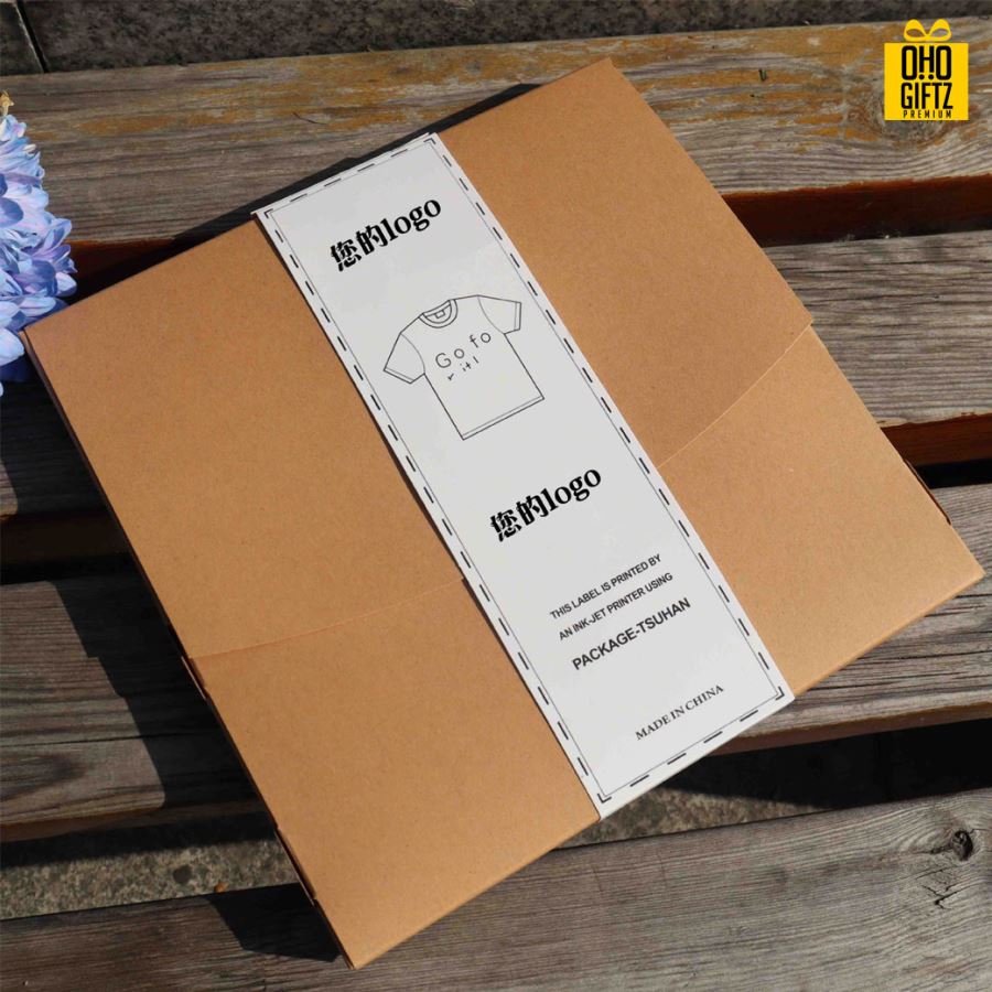 กล่องใส่เสื้อยืด T-Shirt กล่องกระดาษคราฟท์คุณภาพดี มาพร้อมสายคาดสีขาว สามารถติดสติ๊กเกอร์โลโก้เองได้ หรือให้เราสกรีนก็ได้