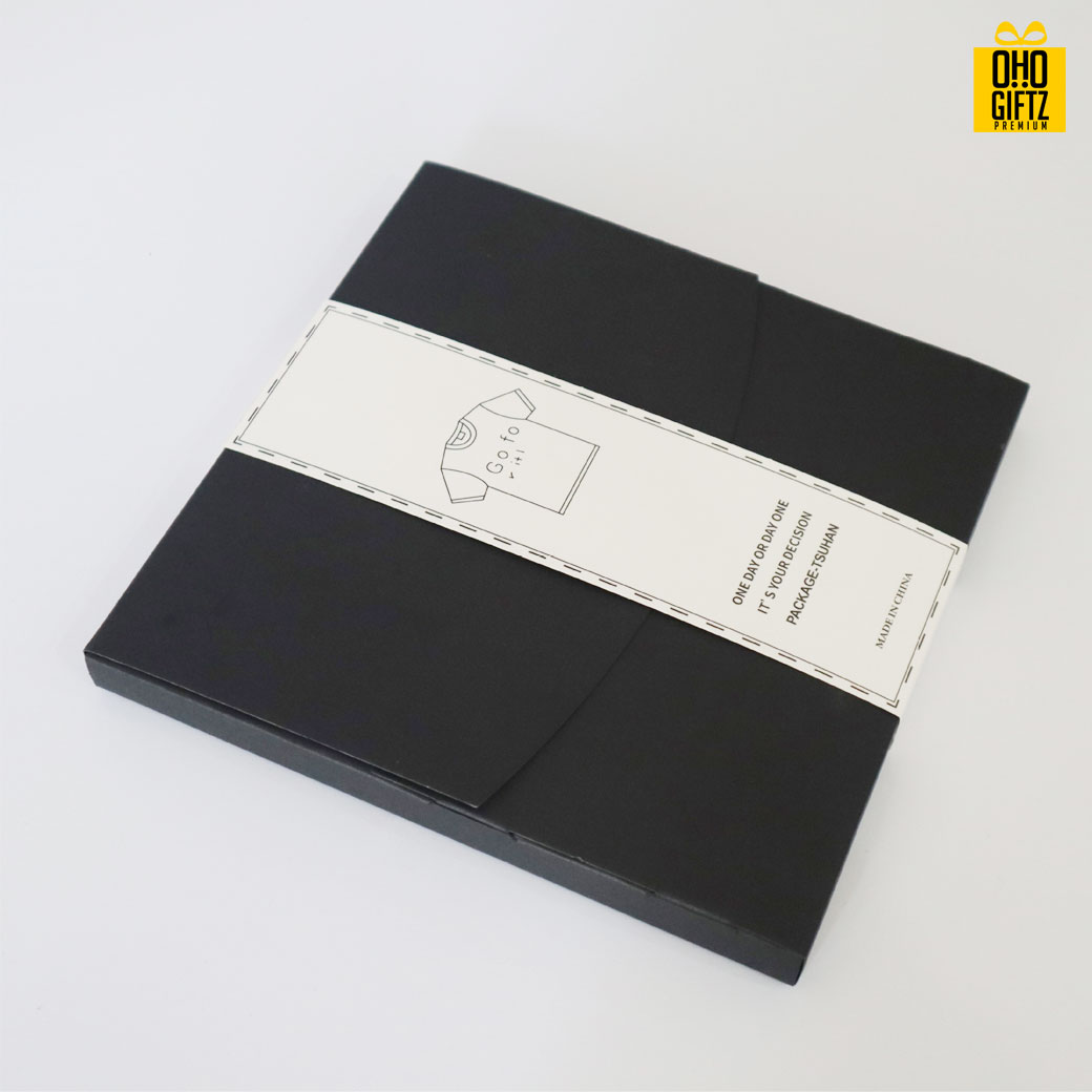 กล่องใส่เสื้อยืด T-Shirt กล่องกระดาษคราฟท์คุณภาพดี มาพร้อมสายคาดสีขาว สามารถติดสติ๊กเกอร์โลโก้เองได้ หรือให้เราสกรีนก็ได้