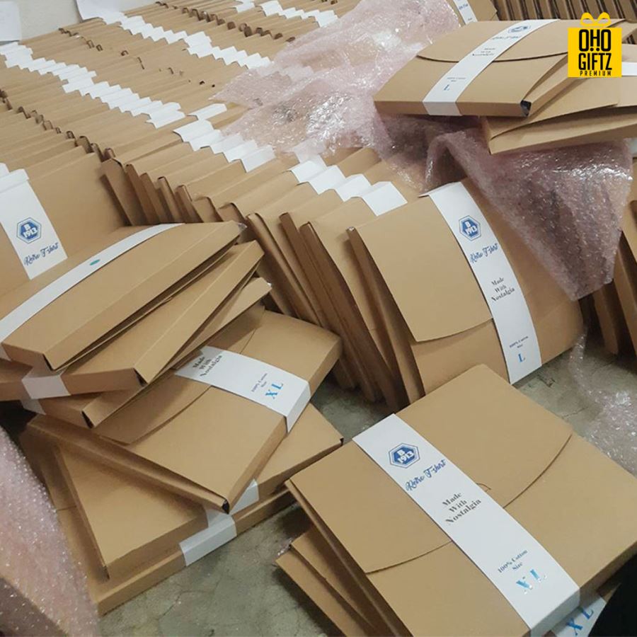 กล่องใส่เสื้อยืด T-Shirt กล่องกระดาษคราฟท์คุณภาพดี มาพร้อมสายคาดสีขาว สามารถติดสติ๊กเกอร์โลโก้เองได้ หรือให้เราสกรีนก็ได้