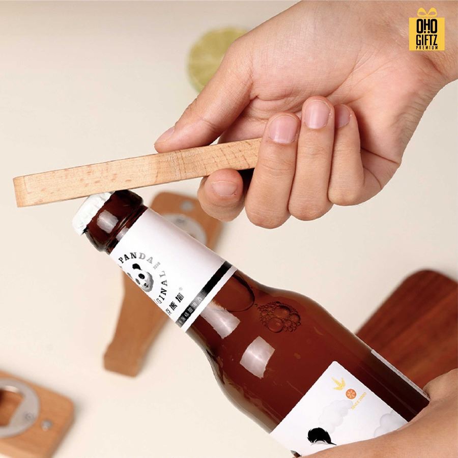 ที่เปิดขวดไม้แม่เหล็กติดตู้เย็นทรงขวด สกรีนโลโก้ ทำเป็นของพรีเมี่ยมได้