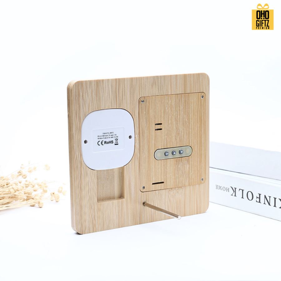 นาฬิกาไม้พร้อมที่ชาร์จมือถือไร้สาย บอกอุณหภูมิอากาศด้วย สกรีนชื่อ สกรีนโลโก้ ทำเป็นของพรีเมี่ยมได้ 